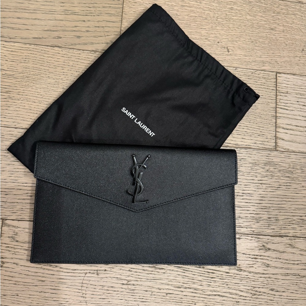 UPTOWN POUCH IN GRAIN DE POUDRE LEATHER
BLACK